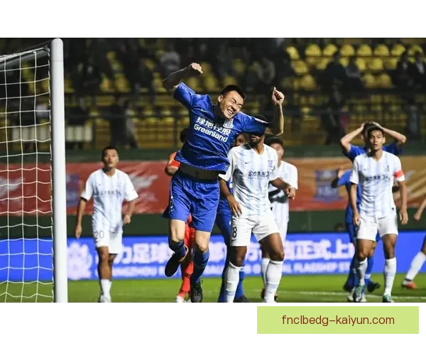 斯通斯中卫风格稳健，出球能力与防守意识持续提升